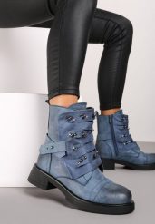 Niebieskie Botki w Streetwearowym Stylu Ozdobione Nitami i Naszywką Lirelina. Niebieskie botki damskie Renee, z jeansu, rockowe, bez obcasa, na obcasie, bez zapięcia. Za 149.99 zł.