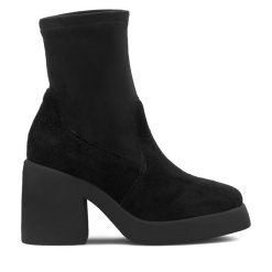 Botki Lasocki. Czarne botki damskie Lasocki, bez obcasa, na słupku, bez zapięcia. Za 269.99 zł.
