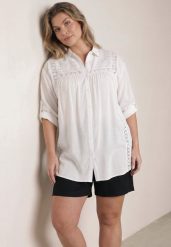 Biała Koszula z Bawełną na Lato w Stylu Boho Ozdobiona Koronką Cinnamis. Białe koszule damskie Born2be, na lato, uniwersalny, z aplikacjami, z bawełny, boho, bez kołnierzyka, bez ramiączek. Za 119.99 zł.
