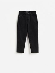 Jeansy mom fit z krótszą nogawką - czarny. Czarne jeansy damskie Reserved. Za 129.99 zł.