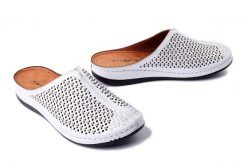 COMFORTABEL 700537-03 weiss, klapki damskie. Białe klapki damskie Comfortabel, w ażurowe wzory, ze skóry, bez obcasa, bez zapięcia. Za 264.90 zł.