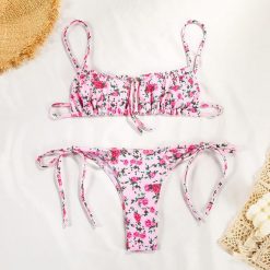 Bikini plażowe z regulowanym wiązaniem Kellie. Czerwone bikini Intica, bez wzorów, z materiału. Za 149.00 zł.