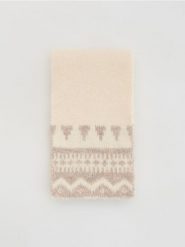 Wzorzysty szalik - kremowy. Białe szaliki damskie Reserved, bez wzorów. Za 69.99 zł.