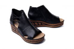 RIEKER 68197-00 black, sandały damskie. Czarne sandały damskie Rieker, bez wzorów, z gumy, bez obcasa, na koturnie, bez zapięcia. Za 329.90 zł.