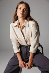 KOSZULA KAREN BEŻOWO- SZARA M - Flawless. Brązowe koszule damskie Flawless, m, bez wzorów, z tkaniny, eleganckie, bez kołnierzyka, bez ramiączek. Za 497.00 zł.