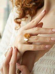 Pierres de Jade Pozłacany pierścionek z perłą i kwarcem rozmiar: onesize. Białe pierścionki damskie Pierres de Jade, z kwarcem, pozłacane. Za 26.99 zł.