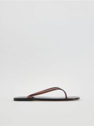 Klapki japonki - brązowy. Brązowe klapki damskie Reserved, bez wzorów, bez obcasa, bez zapięcia. Za 59.99 zł.