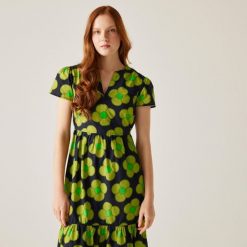 Sukienka casual damska Orla Kiely Tiered Midi. Niebieskie sukienki damskie Regatta, bez wzorów, z bawełny, casualowe, bez ramiączek. W wyprzedaży za 286.00 zł.