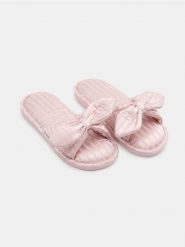 Otwarte kapcie z kokardą - różowy. Czerwone kapcie damskie Sinsay. Za 25.99 zł.