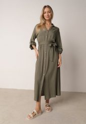 Zielona Bawełniana Sukienka Koszulowa w Stylu Safari z Wiązanym Paskiem Atusea. Zielone sukienki damskie Born2be, bez wzorów, z bawełny, casualowe, bez ramiączek. Za 159.99 zł.