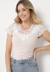 Różowo-Biały Bawełniany T-shirt z Prążkowanego Materiału z Koronkowym Dekoltem i Rękawkami Hyacintia. Czerwone t-shirty damskie Born2be, m, bez wzorów, z bawełny, bez kołnierzyka. Za 39.99 zł.