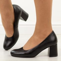 Czarne czółenka damskie na słupku Potocki 12761. Czarne czółenka damskie POTOCKI, bez wzorów, ze skóry, z okrągłym noskiem, bez obcasa, na obcasie. Za 189.00 zł.