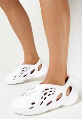 Białe Sneakersy z Pianki Zdobione Wycięciami Harelle. Białe obuwie sportowe damskie Born2be, bez zapięcia. Za 34.99 zł.