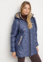 Niebieska Pikowana Kurtka o Prostym Kroju z Kapturem Nileria. Niebieskie kurtki damskie Born2be, plus size, bez wzorów, z dzianiny, z kapturem. Za 189.99 zł.