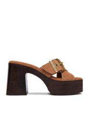 Guess Jeans Klapki CEO-JD421-3 Brązowy. Brązowe klapki damskie Guess Jeans, z aplikacjami, z jeansu, bez obcasa, bez zapięcia. Za 329.99 zł.