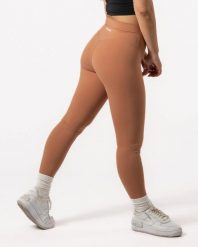Damskie legginsy 7/8 na jogę i pilates, bez przedniego szwu – karmelowy. Brązowe legginsy damskie AESTHETICWOLF, s, bez wzorów, z dzianiny, z podwyższonym stanem, na fitness i siłownię. Za 149.99 zł.