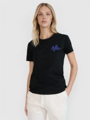 4F T-shirt regular z nadrukiem damski - czarny S. Czarne t-shirty damskie 4F, s, z aplikacjami, z bawełny, bez kołnierzyka. W wyprzedaży za 39.99 zł.