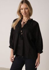 Czarna Rustykalna Bluzka z Tencelu Ozdobiona Wiązaniem Koronką i Koralikami Sachi. Czarne bluzki damskie Born2be, m, z aplikacjami, z jeansu, bez kołnierzyka, bez ramiączek. Za 119.99 zł.