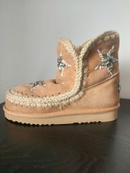 Mou Skórzane botki zimowe w kolorze beżowym rozmiar: 41. Brązowe botki damskie Mou, na zimę, z wełny, bez obcasa, bez zapięcia. Za 861.99 zł.