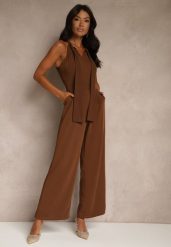 Brązowy Kombinezon Wide Leg z Ozdobnym Wiązaniem przy Szyi Silelia. Brązowe sukienki damskie Renee, bez wzorów, eleganckie, bez ramiączek. W wyprzedaży za 111.99 zł.