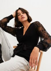 Sweter z koronką. Czarne swetry klasyczne damskie bonprix, z koronki, bez kołnierzyka. Za 147.99 zł.