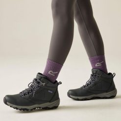 Damskie wodoodporne buty trekkingowe Amble. Szare obuwie trekkingowe damskie Regatta, ze skóry, bez zapięcia. Za 249.99 zł.