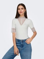 ONLY Koszulka w kolorze białym rozmiar: S. Białe bluzki damskie Only, s, bez wzorów, z koronki, bez kołnierzyka, bez ramiączek. Za 69.95 zł.