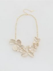 Naszyjnik z zawieszką w kwiaty - złamana biel. Naszyjniki damskie Reserved. Za 99.99 zł.