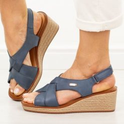 Granatowe skórzane sandały damskie na koturnie Sergio Leone Sk297s. Niebieskie sandały damskie Sergio Leone, bez wzorów, z jeansu, bez obcasa, na koturnie, bez zapięcia. Za 229.00 zł.