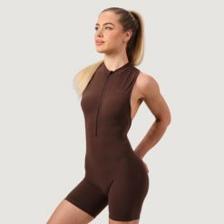Kombinezon damski fitness z zamkiem bez rękawów Zip-Up NEO Mocha. Brązowe kombinezony damskie GYMBEAM, l, bez wzorów, z dresówki, bez kołnierzyka, bez ramiączek. Za 153.90 zł.