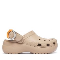 Klapki Crocs. Brązowe klapki damskie Crocs, bez wzorów, bez obcasa, bez zapięcia. Za 269.99 zł.