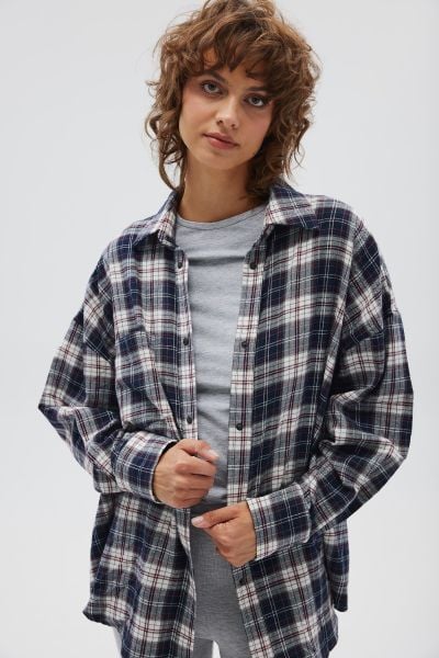 Koszula typu oversize w kratę GRANATOWO CZERWONĄ - RENO. Czerwone koszule damskie Marsala, m, bez wzorów, z bawełny, klasyczne, bez kołnierzyka, bez ramiączek. Za 329.90 zł.