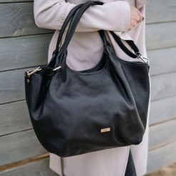 Shopperka SHE skóra import worek czarna. Czarne torebki klasyczne damskie SHE, ze skóry, bez dodatków. Za 299.99 zł.