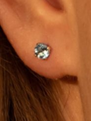 L instant d Or Złote kolczyki-wkrętki "Puces Topaze bleue" z topazami rozmiar: onesize. Niebieskie kolczyki damskie L instant d Or, z topazem, złote. Za 260.99 zł.