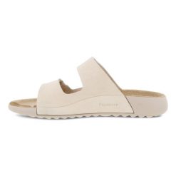 Klapki damskie Ecco Cozmo Flat Limestone. Białe klapki damskie ECCO, bez wzorów, z materiału, bez obcasa, bez zapięcia. Za 529.99 zł.