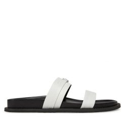 Klapki MICHAEL Michael Kors. Białe klapki damskie MICHAEL Michael Kors, bez wzorów, bez obcasa, bez zapięcia. Za 439.99 zł.