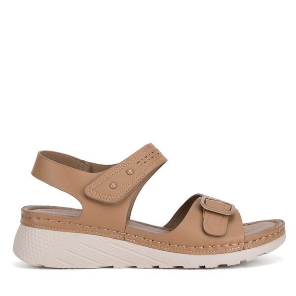 Sandały Clara Barson. Brązowe sandały damskie Clara Barson, bez wzorów, bez obcasa, na płaskiej podeszwie, bez zapięcia. Za 99.99 zł.