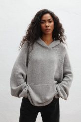 Sweter z kapturem typu oversize w kolorze GREY - LAFFI-UNI. Szare swetry klasyczne damskie Marsala, uniwersalny, z jeansu, bez kołnierzyka. Za 589.90 zł.