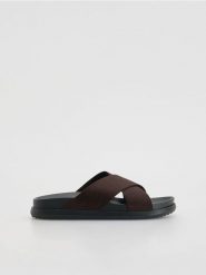 Klapki z imitacji zamszu - ciemnobrązowy. Brązowe klapki damskie Reserved, bez wzorów, bez obcasa, bez zapięcia. Za 59.99 zł.