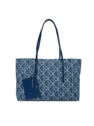 Calvin Klein Torebka Emblem Aop Denim Tote W/ Pouch LV04F3428G Niebieski. Niebieskie torebki klasyczne damskie Calvin Klein, z denimu, bez dodatków. Za 649.99 zł.