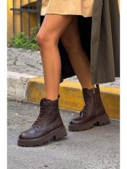 Trendyol Skórzane botki w kolorze brązowym rozmiar: 39. Brązowe botki damskie Trendyol, bez obcasa, bez zapięcia. Za 287.16 zł.