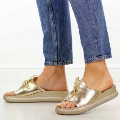 Złote klapki damskie na platformie Potocki 43366. Żółte klapki damskie POTOCKI, bez wzorów, ze skóry, bez obcasa, na platformie, bez zapięcia. Za 169.00 zł.