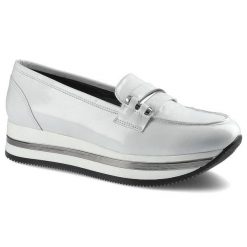 Półbuty damskie Karino, naturalna skóra licowa o lakierowanym wykończeniu w jasnym kolorze z paskiem na podbiciu oraz wielowarstwową podeszwą z kontr. Białe czółenka damskie Karino, bez wzorów, ze skóry, bez obcasa, na koturnie. Za 229.00 zł.