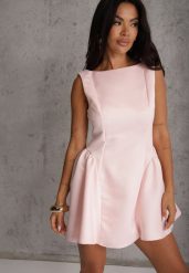 Różowa Rozkloszowana Sukienka o Eleganckim Kroju Podkreślającym Talię Aikamna. Czerwone sukienki damskie Renee, bez wzorów, eleganckie, bez ramiączek. Za 199.99 zł.