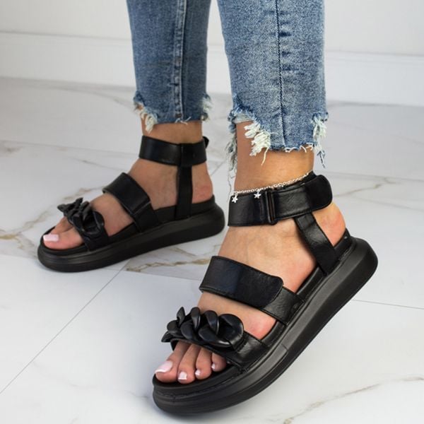 Czarne sandały damskie La.Fi 048bk-pu. Czarne sandały damskie La.Fi, bez wzorów, ze skóry, bez obcasa, na obcasie, bez zapięcia. Za 119.00 zł.