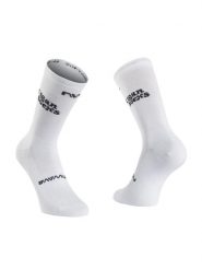 Skarpety rowerowe NORTHWAVE Clean Sock biały. Białe skarpetki damskie Northwave, bez wzorów, z materiału. Za 69.00 zł.