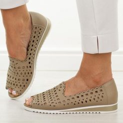 Beżowe skórzane półbuty damskie M.Daszyński Ol27-2. Brązowe półbuty damskie M.Daszyński, na lato, w ażurowe wzory, ze skóry, z otwartym noskiem, bez obcasa, na płaskiej podeszwie, bez zapięcia. W wyprzedaży za 197.10 zł.