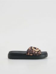 Klapki ze zwierzęcym wzorem - wielobarwny. Klapki damskie Reserved, bez wzorów, ze skóry, bez obcasa, bez zapięcia. W wyprzedaży za 69.99 zł.