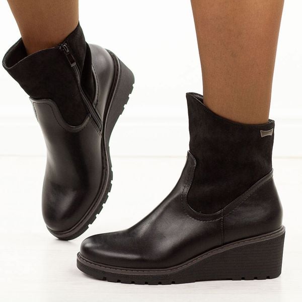 Czarne botki damskie na koturnie M.Daszyński 2510-4. Czarne botki damskie M.Daszyński, na jesień, z jeansu, eleganckie, z okrągłym noskiem, bez obcasa, na koturnie, bez zapięcia. W wyprzedaży za 179.10 zł.