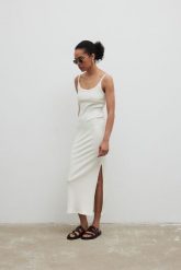 Sukienka na ramiączkach z prążkowanej dzianiny w kolorze ECRU - CARMEN MAXI-M/L. Sukienki damskie Marsala, bez wzorów, z bawełny, bez ramiączek. W wyprzedaży za 174.93 zł.